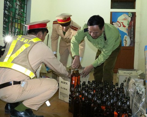 Bắt xe chở dầu xả vải, nước rửa chén nhập lậu - ảnh 2