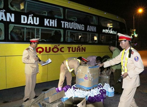 Bắt xe chở dầu xả vải, nước rửa chén nhập lậu - ảnh 1