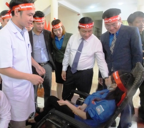 Gần 1.000 ĐVTN Hà Tĩnh hiến máu nhân đạo ''Ngày chủ nhật đỏ'' - ảnh 1