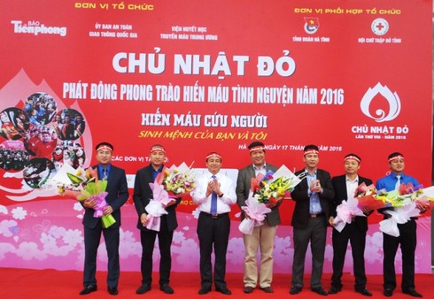 Gần 1.000 ĐVTN Hà Tĩnh hiến máu nhân đạo ''Ngày chủ nhật đỏ'' - ảnh 2