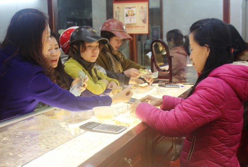 Hà Tĩnh: Nông dân, dân văn phòng đội mưa chen mua vàng Thần tài - ảnh 2