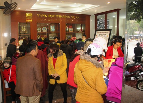 Hà Tĩnh: Nông dân, dân văn phòng đội mưa chen mua vàng Thần tài - ảnh 3