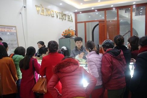 Hà Tĩnh: Nông dân, dân văn phòng đội mưa chen mua vàng Thần tài - ảnh 4