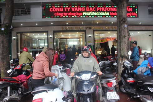 Hà Tĩnh: Nông dân, dân văn phòng đội mưa chen mua vàng Thần tài - ảnh 5