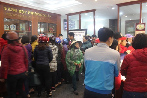 Hà Tĩnh: Nông dân, dân văn phòng đội mưa chen mua vàng Thần tài - ảnh 6