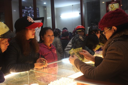 Hà Tĩnh: Nông dân, dân văn phòng đội mưa chen mua vàng Thần tài - ảnh 7