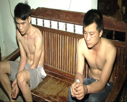 Nghệ An: Bắt nhiều đối tượng tự chế súng hơi cồn, chứa heroin trong nhà - ảnh 1