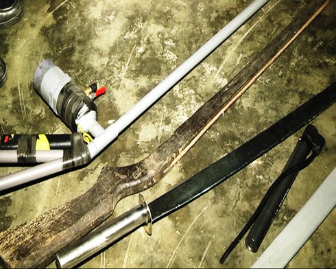 Nghệ An: Bắt nhiều đối tượng tự chế súng hơi cồn, chứa heroin trong nhà - ảnh 2