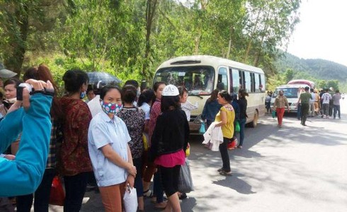 Vụ người dân chặn xe đưa đón công nhân: Bắt tạm giam 3 đối tượng - ảnh 1