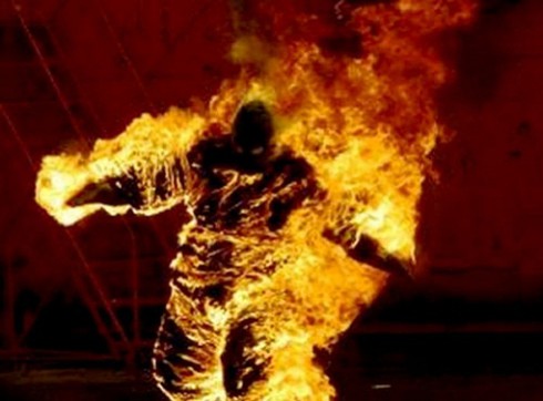 Hà Tĩnh: Say rượu, chồng tẩm xăng thiêu cháy vợ - ảnh 1