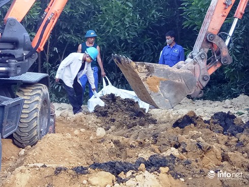 Bất ngờ di dời hơn 100 tấn bùn thải của Formosa ra khỏi vườn tràm - ảnh 3