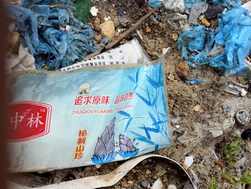 Ngày 18/7 sẽ bốc dỡ 70 tấn rác thải có chữ Trung Quốc đổ trong rừng 327 - ảnh 2