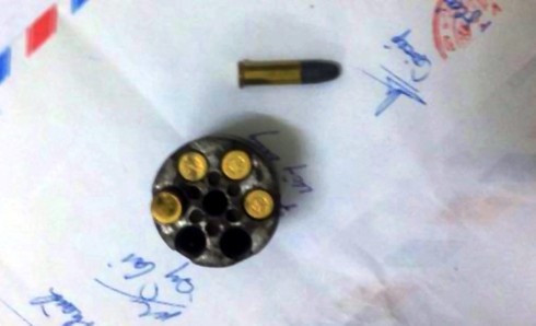 Con rể rút súng tự chế dí vào đầu bố vợ - ảnh 1