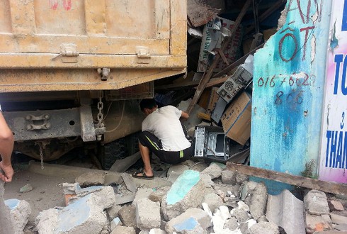 Xe tải lao vào quán ăn làm nhiều người bị thương - ảnh 2