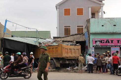 Xe tải lao vào quán ăn làm nhiều người bị thương - ảnh 3