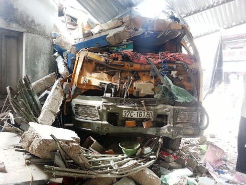 Xe tải lao vào quán ăn làm nhiều người bị thương - ảnh 1