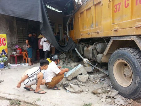 Xe tải lao vào quán ăn làm nhiều người bị thương - ảnh 5