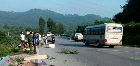 Đối đầu với xe tải, 2 thanh niên thương vong - ảnh 1
