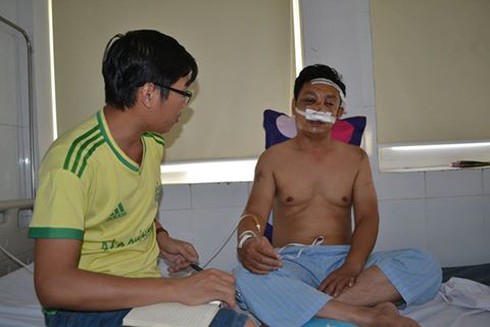 Đang ngồi xem chơi Bi-a, bỗng dưng bị nhóm côn đồ bắn vào đầu - ảnh 1