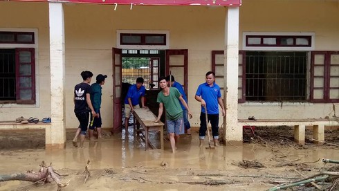 Cám cảnh trường học tan hoang sau lũ, sách vở ngập trong bùn - ảnh 3