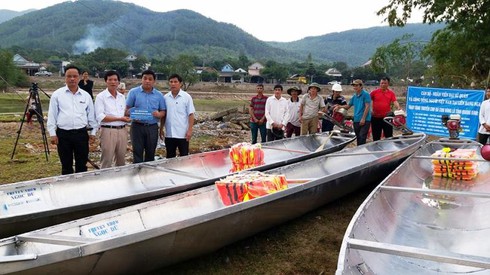 Đại sứ quán và cộng đồng người Việt tại Nga trao thuyền máy cho người dân vùng lũ - ảnh 1