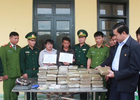 Bắt khẩn cấp 2 đối tượng vận chuyển 60kg cần sa từ Lào về Việt Nam - ảnh 1