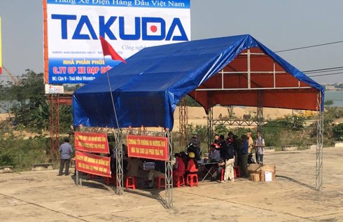 Được hỗ trợ giá vé, người dân vẫn tiếp tục dựng lán kêu gọi dừng thu phí cầu Bến Thủy - ảnh 2