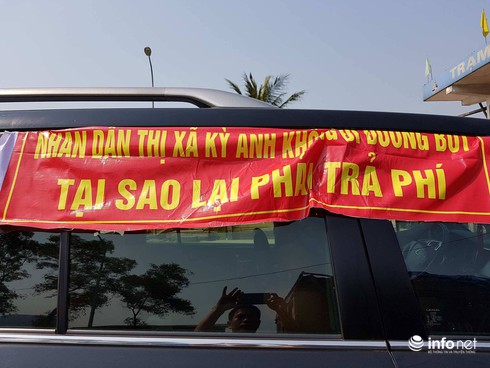 Người dân TP Hà Tĩnh và TX Kỳ Anh tập trung tại cầu Rác để phản đối BOT - ảnh 2