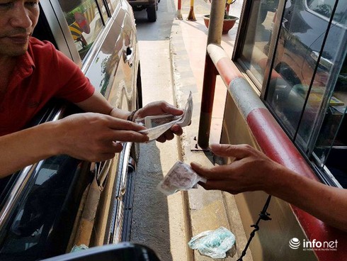 Người dân TP Hà Tĩnh và TX Kỳ Anh tập trung tại cầu Rác để phản đối BOT - ảnh 3