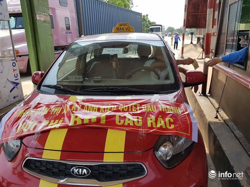 Người dân TP Hà Tĩnh và TX Kỳ Anh tập trung tại cầu Rác để phản đối BOT - ảnh 4