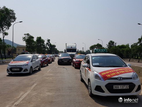 Người dân TP Hà Tĩnh và TX Kỳ Anh tập trung tại cầu Rác để phản đối BOT - ảnh 5