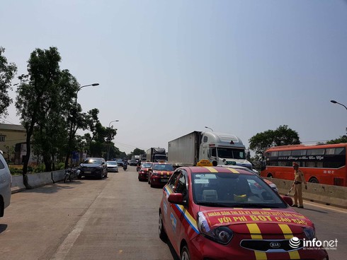 Người dân TP Hà Tĩnh và TX Kỳ Anh tập trung tại cầu Rác để phản đối BOT - ảnh 6