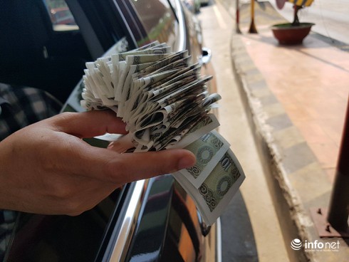 Người dân TP Hà Tĩnh và TX Kỳ Anh tập trung tại cầu Rác để phản đối BOT - ảnh 1