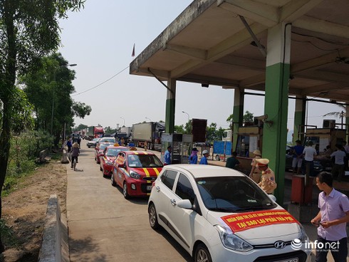 Người dân TP Hà Tĩnh và TX Kỳ Anh tập trung tại cầu Rác để phản đối BOT - ảnh 7