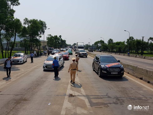 Người dân TP Hà Tĩnh và TX Kỳ Anh tập trung tại cầu Rác để phản đối BOT - ảnh 9