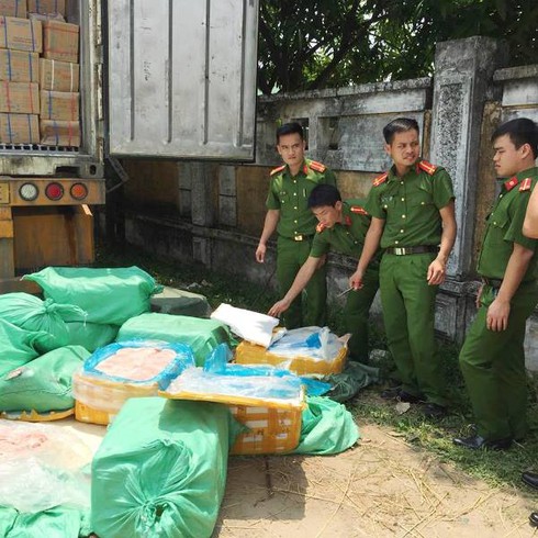 Bắt gần 3 tấn nội tạng bẩn trong thùng xe container - ảnh 1