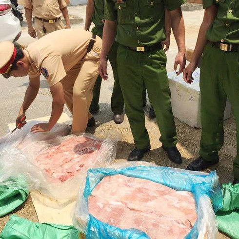 Bắt gần 3 tấn nội tạng bẩn trong thùng xe container - ảnh 2