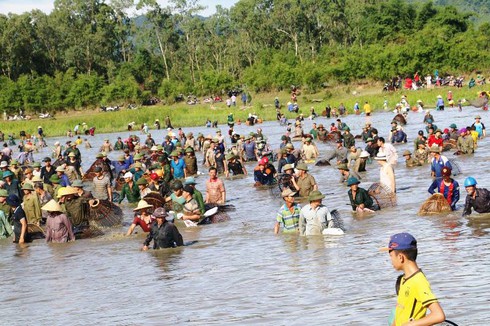 Hà Tĩnh: Hàng nghìn người nhảy xuống đầm bắt cá, mong cầu gặp may mắn suốt năm - ảnh 1