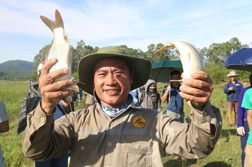 Hà Tĩnh: Hàng nghìn người nhảy xuống đầm bắt cá, mong cầu gặp may mắn suốt năm - ảnh 2
