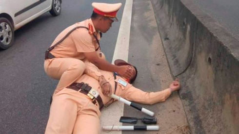 Bắt khẩn cấp tài xế container hất văng chiến sỹ CSGT xuống đường, nguy kịch - ảnh 3