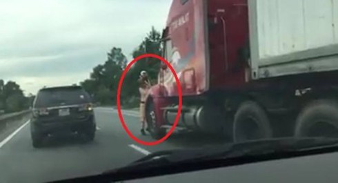 Bắt khẩn cấp tài xế container hất văng chiến sỹ CSGT xuống đường, nguy kịch - ảnh 1