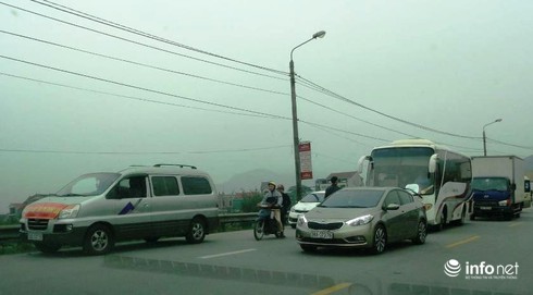 Người dân lại đưa ô tô ra... đổi tiền lẻ để chặn đường ở trạm thu phí BOT - ảnh 1