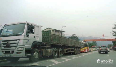 Người dân lại đưa ô tô ra... đổi tiền lẻ để chặn đường ở trạm thu phí BOT - ảnh 2