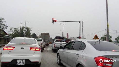 Người dân lại đưa ô tô ra... đổi tiền lẻ để chặn đường ở trạm thu phí BOT - ảnh 3