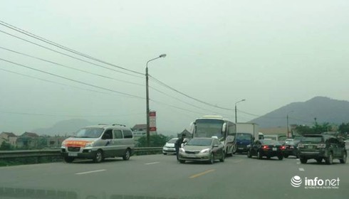 Người dân lại đưa ô tô ra... đổi tiền lẻ để chặn đường ở trạm thu phí BOT - ảnh 4