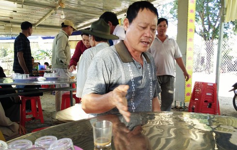 Bi kịch: Cha giết con rồi uống thuốc cỏ tự sát trong nhà nghỉ - ảnh 2