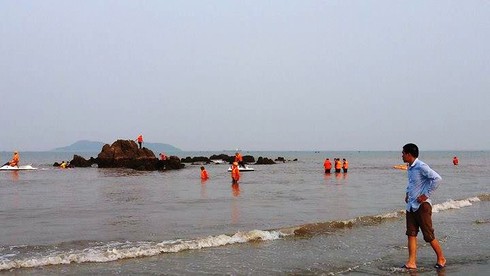 Đã tìm thấy thi thể 1 học sinh bị sóng biến cuốn trôi tại Cửa Lò - ảnh 1