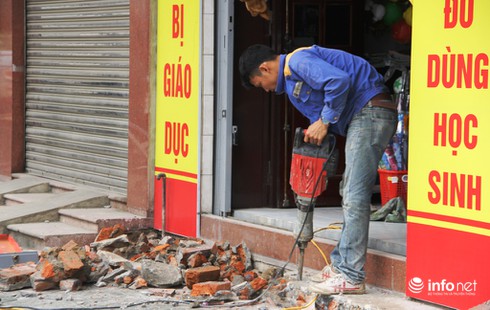 Nghệ An: Người dân tự đập bỏ bậc tam cấp, trả lại vỉa hè cho người đi bộ - ảnh 1