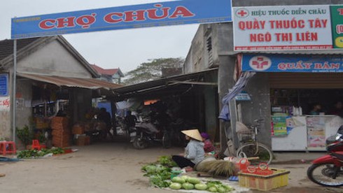 Hàng trăm người dân vây bắt một phụ nữ lạ mặt nghi