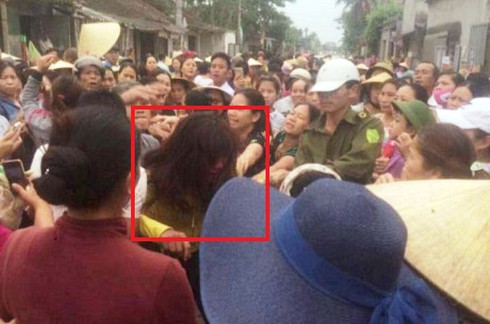 Hàng trăm người dân vây bắt một phụ nữ lạ mặt nghi